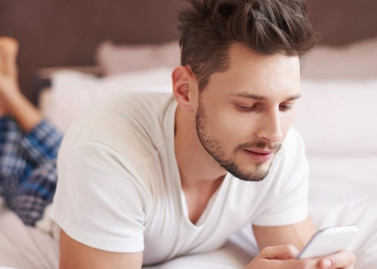 Bahaya Cek HP Setelah Bangun Tidur: Dari Stres Hingga Turunnya Produktivitas