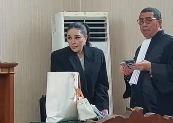 Nikita Mirzani Terjatuh Usai Sidang, Menangis Minta Hakim Tak Tunda Persidangan