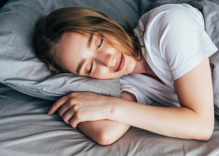 5 Mitos Tidur yang Dipercaya Banyak Orang dan Faktanya yang Perlu Diketahui