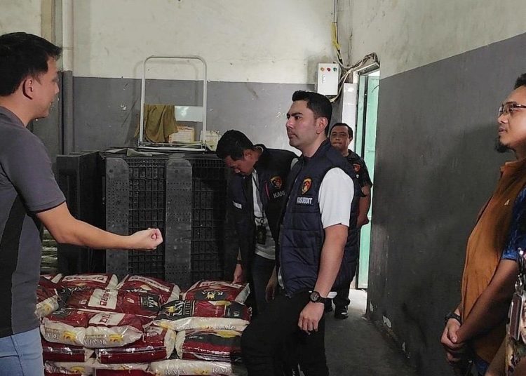 Cek Stok Beras dan Uji Sampel Polisi untuk Cegah Penimbunan