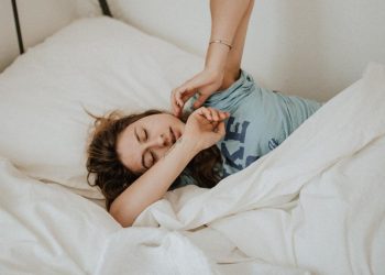 Sudah Tidur 8 Jam Tapi Masih Loyo? Ini 8 Penyebab dan Solusinya!