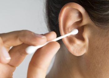 Wanita di Jatim Jalani Operasi Telinga karena Sering Menggunakan Cotton Bud