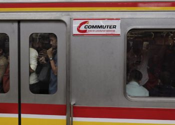 Buat Angker, 6 Tips Cegah Varises Akibat Berdiri Lama di Kereta