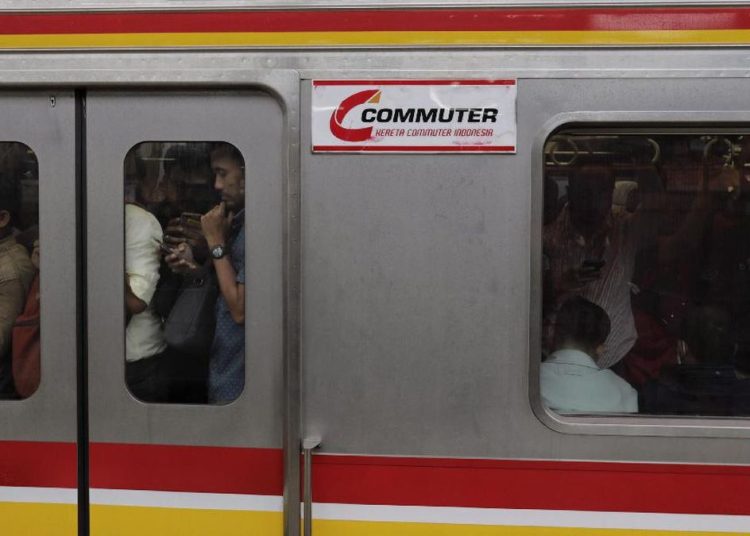 Buat Angker, 6 Tips Cegah Varises Akibat Berdiri Lama di Kereta