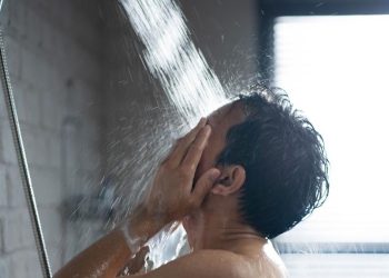 Bolehkah Mandi Setelah Begadang? Pengaruhnya terhadap Kesehatan Anda