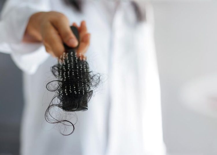 5 Kebiasaan yang Membuat Rambut Rontok yang Perlu Dihindari