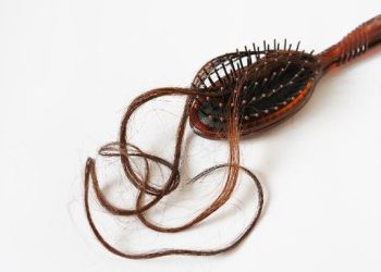 10 Kebiasaan yang Merusak Rambut dan Menyebabkannya Mudah Rontok