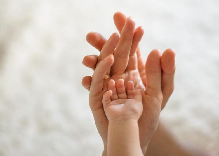 Penantian Panjang, Pasangan Ini Lahirkan Bayi dari Embrio Usia 30 Tahun