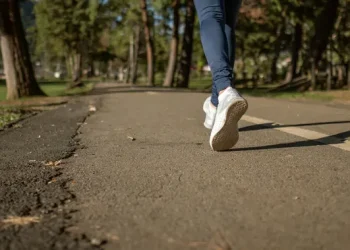 8 Manfaat Jalan Kaki Pagi Hari untuk Kesehatan Jantung, Mental, dan Berat Badan