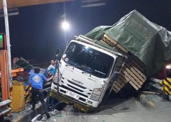 Truk Tronton dan Kontainer Terlibat Kecelakaan di Gerbang Tol Ciawi Menuju Jakarta
