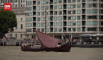 Replika Perahu Viking Abad ke-10 Mengarungi Sungai London