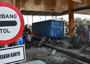 Truk Rem Blong Kembali Terjadi, Menabrak Gerbang Tol Ciawi