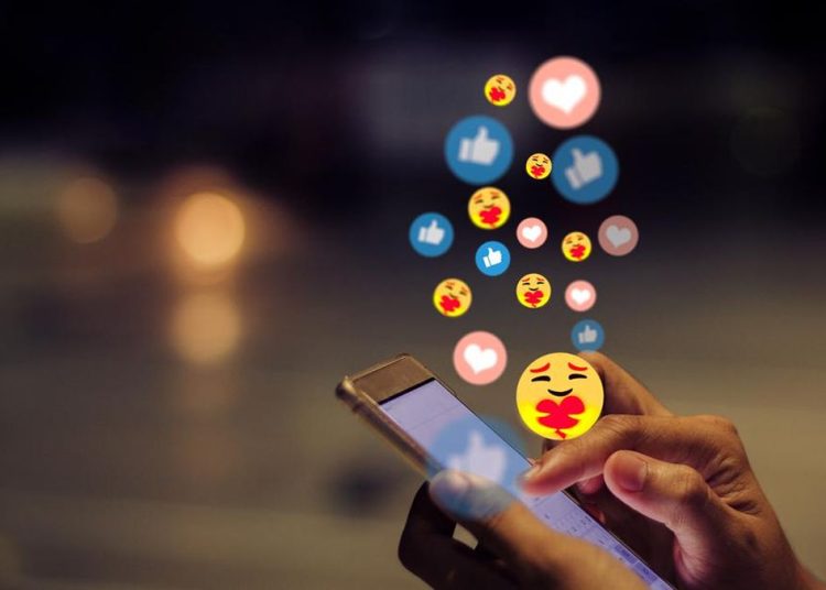 Edit Foto Pink Hijau Sesuai Tren Brave Pink Hero Green