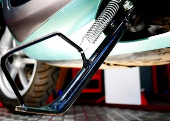 Risiko Mematikan Mesin Motor Menggunakan Standar Samping, Fungsinya Bukan Itu