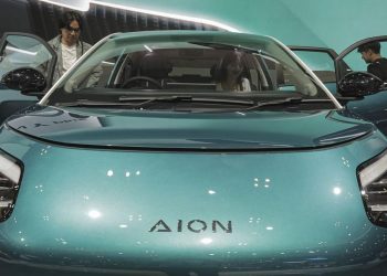 Perbandingan Biaya Mengemudikan Mobil Listrik dan Mobil Bensin Selama Satu Tahun