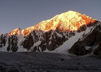 Pintu Batu Raksasa Ditemukan di Kazakhstan, Diduga Karya Alien