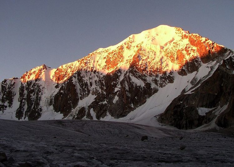 Pintu Batu Raksasa Ditemukan di Kazakhstan, Diduga Karya Alien