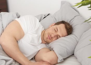 Reaksi Tubuh Saat Mimpi pada REM Sleep Behavior Disorder dan Fenomena di Baliknya