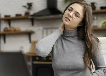 Mengatasi Nyeri Leher karena Posisi Tidur, Gunakan Kompres Dingin dan Hangat