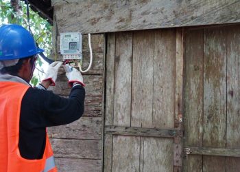 Warga Miskin Banyuwangi Mendapatkan Sambungan Listrik Gratis