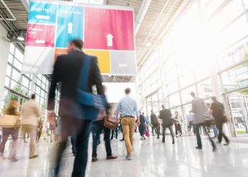 Pesawat Terlambat 5 Jam, Penumpang Menari di Bandara India