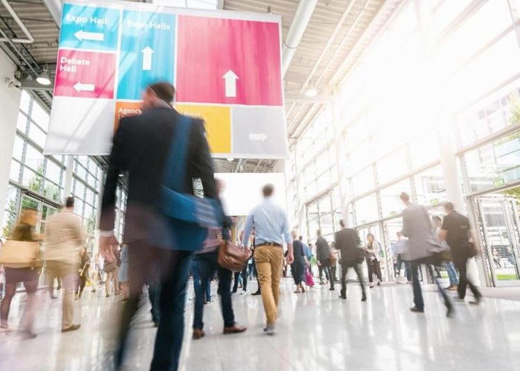 Pesawat Terlambat 5 Jam, Penumpang Menari di Bandara India