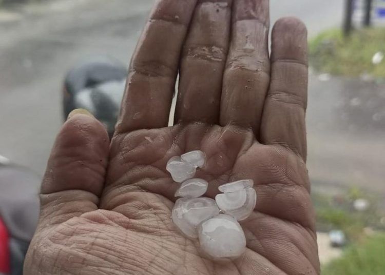 Kalimantan Tengah Diguyur Hujan Es dan Penyebabnya