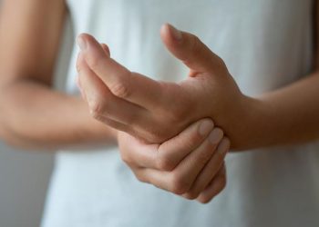 7 Penyebab Jari Tangan Kaku Saat Tidur Pagi