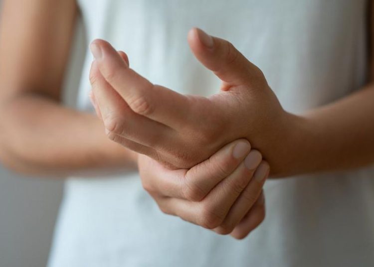 7 Penyebab Jari Tangan Kaku Saat Tidur Pagi