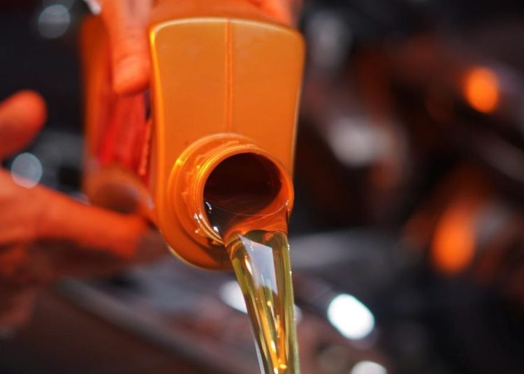 Baca Kode di Kemasan Oli Mesin Mobil dengan Mudah