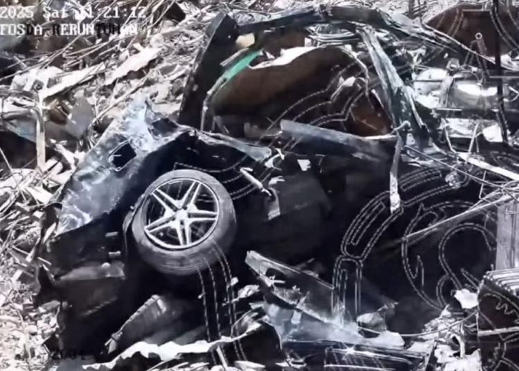 Harga Mobil Mercy Ringsek di Reruntuhan Ponpes Al Khoziny