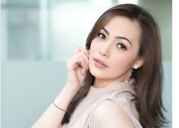 6 Gaya Kasual Elegan yang Bikin Awet Muda di Usia 42 Tahun