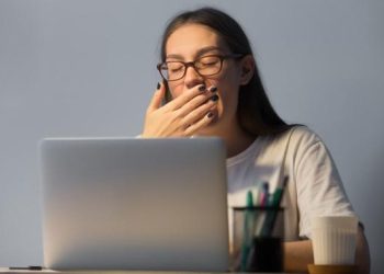 11 Cara Efektif Mengatasi Ngantuk Usai Makan Siang di Kantor