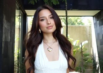 Cerita Tumbuh Kembang Baby Kamari Suka Renang dan Main ke Pantai oleh Jennifer Coppen