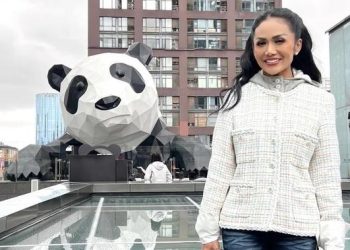 Tampilan Depan Rumah Dengan Gaya Megah Seperti Istana Eropa Klasik Modern