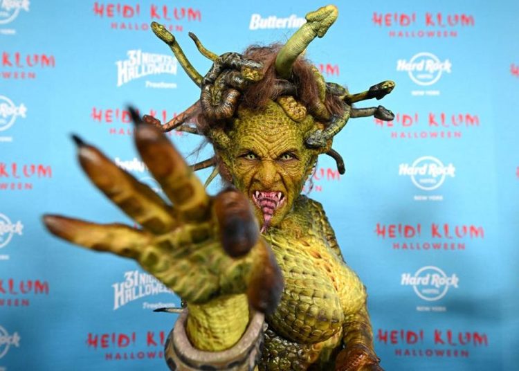 Rupa Heidi Klum Jadi Medusa dengan Badan Seperti Ular
