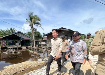 Warga Masih Memanfaatkan Sampan untuk Menyeberang