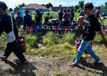 Warga Banda Aceh Antre untuk Mendapatkan Gas Elpiji yang Masih Langka