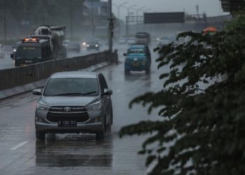 Perhatikan 4 Faktor Penting Sebelum Liburan Mengemudi Saat Musim Hujan