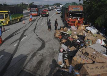 Rem blong truk hantam 10 kendaraan hingga menyebabkan 1 orang tewas