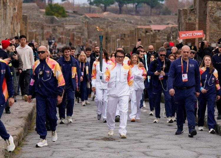 Jackie Chan Membawa Obor Olimpiade Melintasi Kota Kuno Pompeii