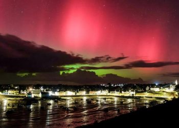 Kilau Cahaya Aurora Borealis Warnai Langit Eropa