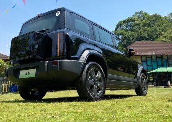 Mobil Listrik Chery J6 Terobos Banjir Setinggi Paha Orang Dewasa