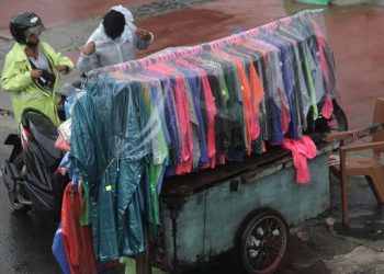 Hujan Berkah Sosok Ini Menjadi Miliarder dari Bisnis Jas Hujan