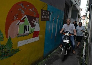 Bahaya Merokok Sambil Naik Motor dan Pelanggaran Aturan yang Perlu Diketahui