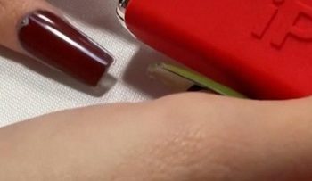 Alat Ini Dapat Mengubah Warna Kuku Menggunakan HP