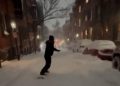 Momen Seru Warga AS Ski di Jalanan Bersalju Boston