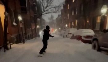 Momen Seru Warga AS Ski di Jalanan Bersalju Boston